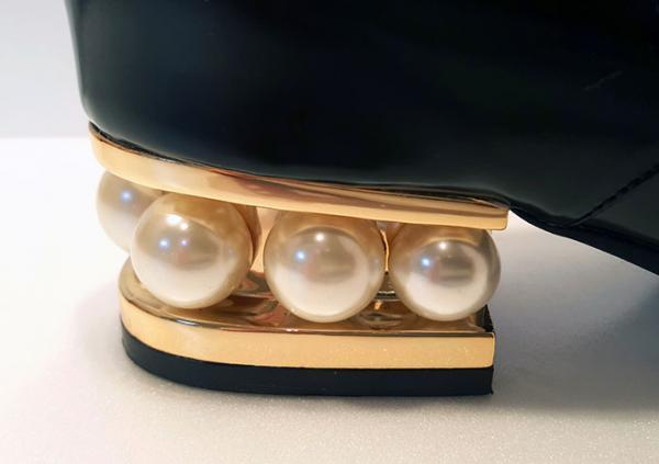 ジェフリーキャンベルの新作シューズ - ゴールドフレーム＆大粒のパールが存在感抜群