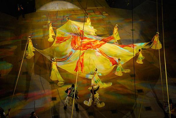 山本寛斎による「スーパーエネルギー!!」開催、クリスチャン ダダ＆ドレスキャンプのコラボショーも