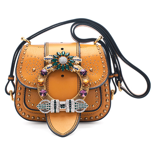 ミュウミュウから新コレクション「ダリア バッグ」伝統的なハンティングバッグから着想を得て