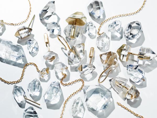 シハラの「ファセット」シリーズ再販売 - クオーツの結晶をそのまま使用したピアスやネックレスなど