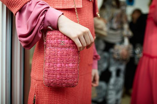 シャネル 16年秋冬の新作バッグ - “ボビン型”ショルダーやツイードのスマホケースなど