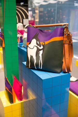 ロエベの限定ストア、西武池袋本店に - ジョン・アレンとのコラボアイテムがフルラインナップで登場