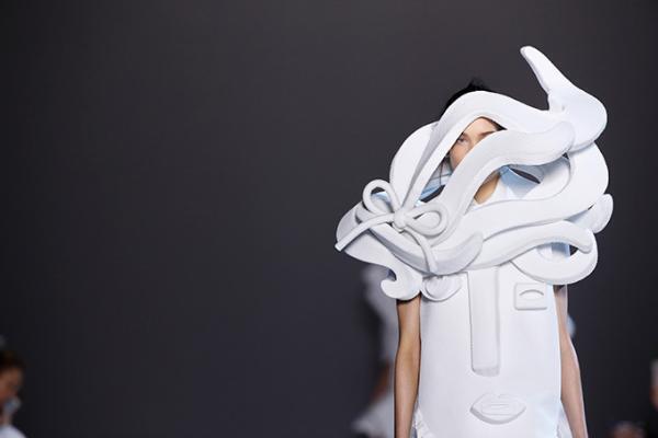 ヴィクター&ロルフ 16年春夏オートクチュールがドーバー銀座で展示・販売、1体795万円のピースも