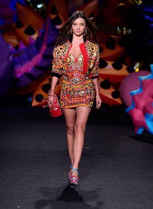 モスキーノ 2017年リゾートコレクション - エキゾチックな庭で、愛のある物語が生まれる