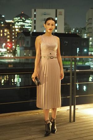 長谷川京子、ボッテガ・ヴェネタのプリーツドレスを着用 - トーマス・マイヤー主宰のイベントへ
