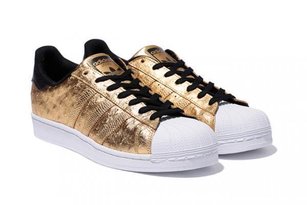 アディダス オリジナルス、メタリックカラーのスーパースターとスタンスミス - 蛇柄のヒールパッチ