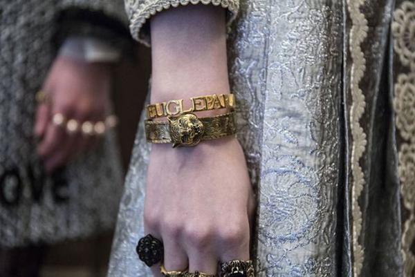 グッチ、2017年リゾートコレクションのランウェイで新作ウォッチを発表