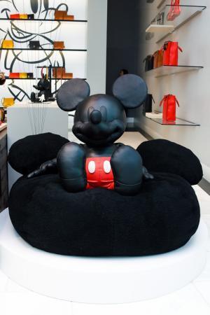 「ディズニー×コーチ」ミッキーマウスのレザーグッズ＆ウェアがコーチから発売