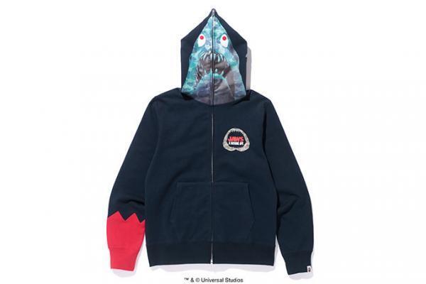 ア ベイシング エイプ×映画『ジョーズ』カモ柄のサメをあしらったTシャツなど