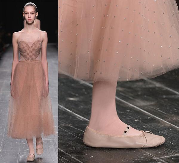 ヴァレンティノから新作「バレエシューズ」‟スタッズ”付きストラップを添えて