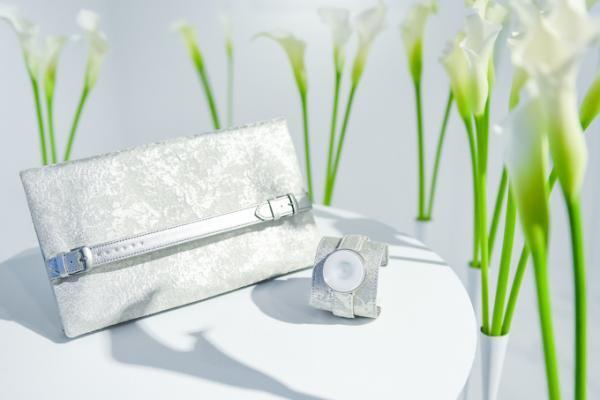 シチズンレディースウオッチブランド「シチズン エル」日本デビュー、‟おぼろ月”を描いたアイコン時計