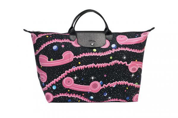 ロンシャン×ジェレミー・スコット、新作バッグ「ロングディスタンスコール」宇宙に浮かぶピンクの電話線