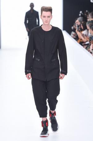 Y-3 2017年春夏コレクション - 膨らみや切り込み、近未来にある洋服の形