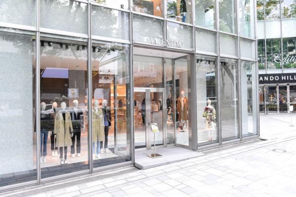 ヴァレンティノ東京初の旗艦店が表参道ヒルズに - デニムのカスタムオーダーサービスも