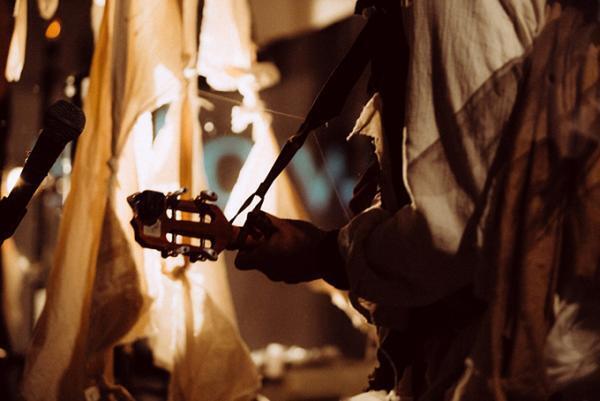 スズキタカユキ「仕立て屋のサーカス」を九州・金沢で - 即興音楽と服作りのパフォーマンス