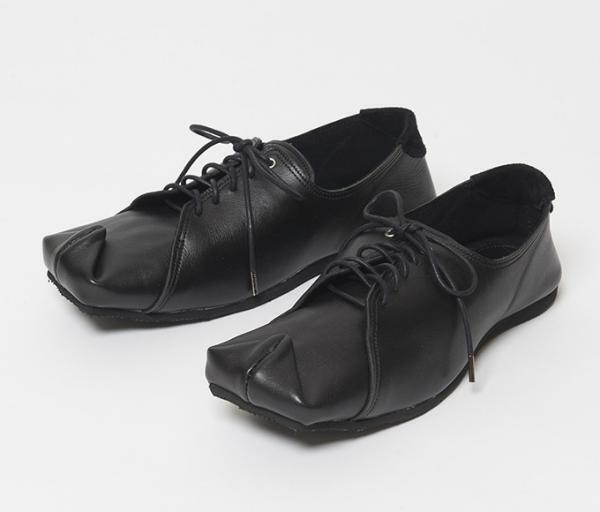 Y’s×トートのコラボシューズが発売 - つま先を折りたたんだユニークな一足