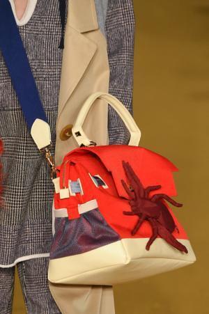 アンダーカバー16年秋冬、バイオリンやハチをモチーフにした新作バッグ