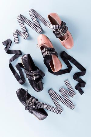 ミュウミュウ バレリーナシューズの期間限定ストア、伊勢丹新宿店に - ギンガムチェックのリボンなど