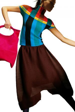 ミー イッセイ ミヤケ 8月の新作 - 旅で出会うアートを表現、色とりどりのストレッチプリーツ