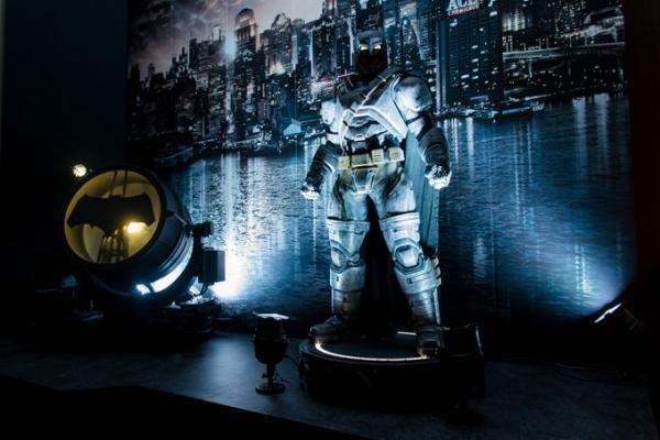 バットマンの体感型イベントが六本木で開催、映画『スーサイド・スクワッド』衣装＆車が来日