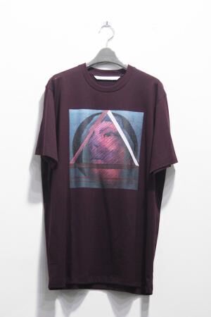 ジョン ローレンス サリバンとアディソン・カールのコラボTシャツ - 独特な色彩の作品をプリント