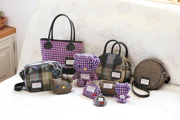 ハローキティ×ハリスツイード、キティちゃんのリボン付きバッグやがまぐち小物