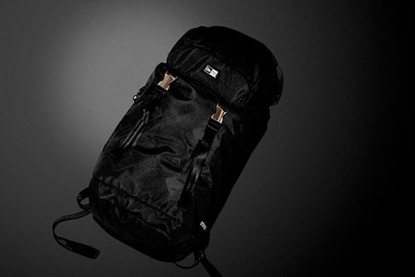 ニューエラ×アトモスのコラボバックパック - キャップを収納するプロテクタ―付き