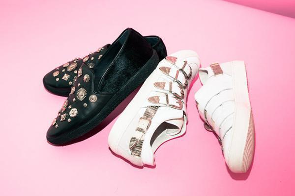 トーガ プルラからレイ ビームス別注スニーカー - 異素材ミックスで存在感ある足元に