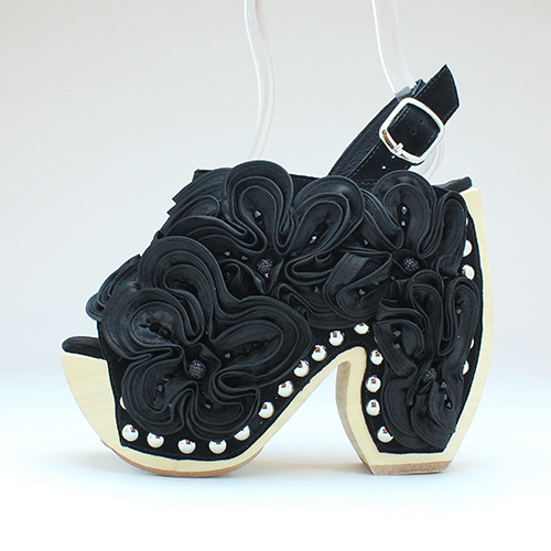 ジェフリーキャンベルの新作サボ＆レースアップブーツ - 大胆な装飾で花をデザイン