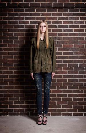 CUNE 16年秋冬コレクションを紹介 -沼やコンクリート、草原で “馬に引きずられた人” を再現