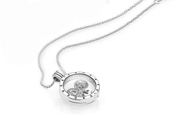 パンドラ 2016年オータムコレクション、ロケット型のペンダントやゴールドバングルなど