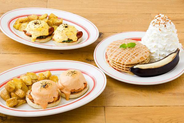 エッグスンシングス秋限定エッグスベネディクトとパンケーキ、キャラメル＆ハニーがポイント