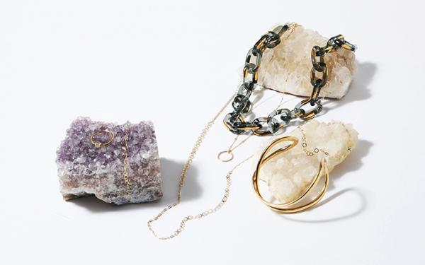 ドラマ アッシュ・ペー・フランス8周年記念、アンヌフやイロンデールから限定ジュエリー