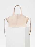 セリーヌ新作バッグ「トリフォルド」、3つのパートからなる機能的なデザイン
