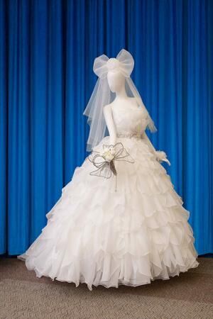 サンリオ 桂由美がコラボ ハローキティ刺繍入りウェディングドレスで挙式 16年9月5日 ウーマンエキサイト 1 2