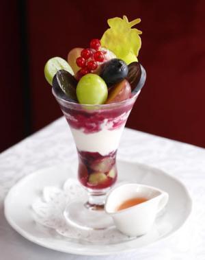 資生堂パーラー、ぶどうを贅沢に使用した秋限定パフェ