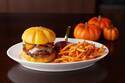 グランド ハイアット 東京のハロウィンメニュー、パンプキンバーガーや注射器カクテルなど