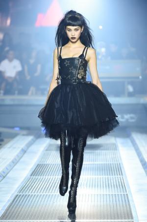 ディーゼル 30周年記念で日本でショー開催 - ローラ＆水原希子が纏う16年秋冬