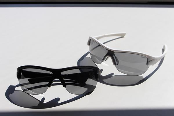 アヤメがスポーツサングラスブランド「スワンズ」とコラボ - 男女兼用、ホールド性と軽さを追求