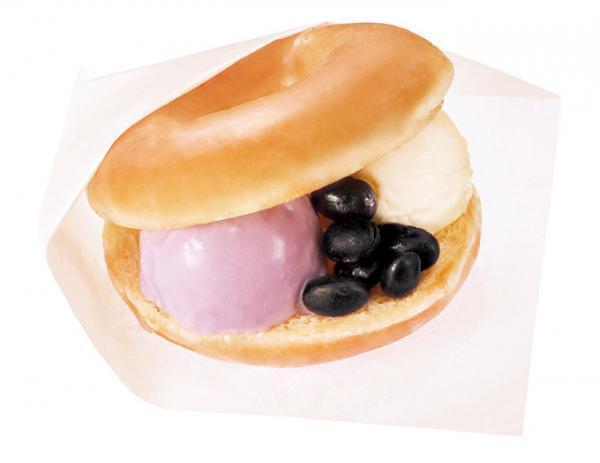 ジェラートを挟んだクリスピー・クリームのドーナツに新作「ムラサキイモ＆バニラ with 黒豆」