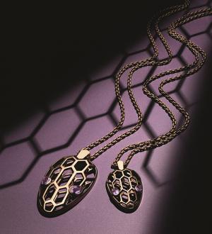 ブルガリ 16年ホリデーコレクション - 定番のセルペンティバッグをルビーレッドとゴールドで