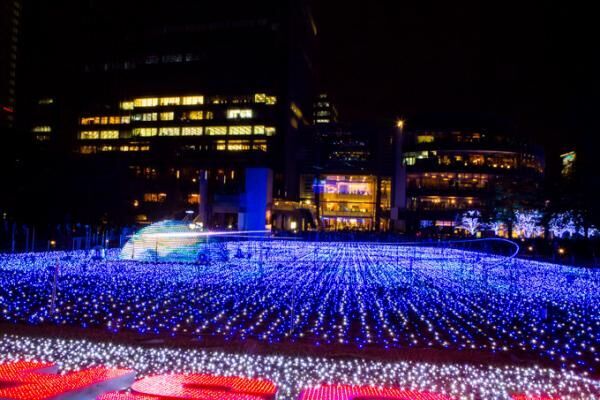 「ミッドタウン・クリスマス 2016」東京・六本木で- 幻想的な青いイルミネーションで宇宙空間を再現