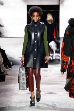 マルベリー 2017年春夏コレクションをライブ配信