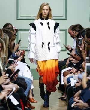 J.W.アンダーソン 17年春夏ウィメンズコレクション - 内なるフェミニティがにじみ出る美しさに