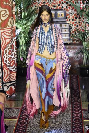 ロベルト カヴァリ  2017年春夏コレクション  - 旅先での思い出を1つにまとめて