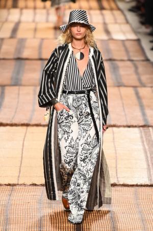 エトロ 2017年春夏ウィメンズコレクション - 旅先の思い出をファッションで綴る