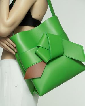 アクネ ストゥディオズ 新作バッグ「Musubi」着物の帯揚げにインスパイアされたデザイン