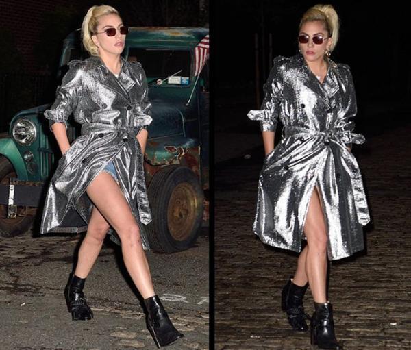 レディ・ガガ、3.1 フィリップ リムのメタリックトレンチコートを着用