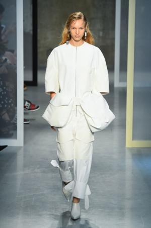 マルニ 2017年春夏コレクション - ウエスト巻きで‟ハンズフリー”新しいバッグスタイル