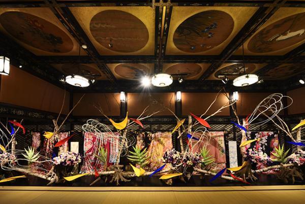 「華道家 假屋崎省吾の世界 ― 千秋楽 ―」 展-目黒雅叙園「百段階段」にて、花々と伝統工芸品を融合